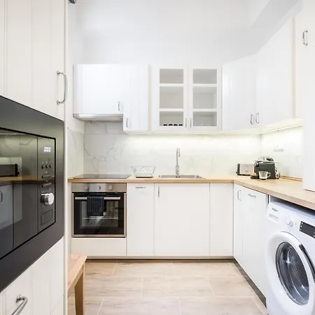 Apartment Bpr Blooming Design With A/c Budapest